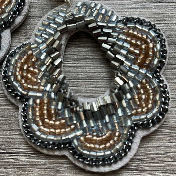 Stella & Dot Silver Bead Gray Dove Leather Lightweight Statement Earrings - Picture 2 of 7